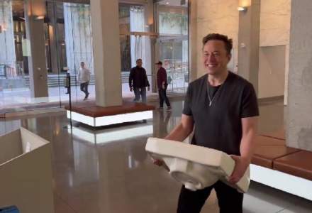 Elon Musk a intrat cu o chiuvetă în brațe, în sediul Twitter