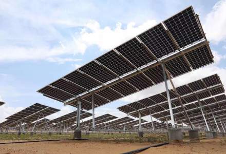 Cel mai mare producător de panouri solare din lume își deschide birou la București. Un fost director român din EnelX, în management