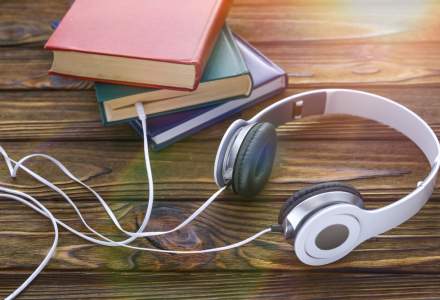 Românii nu prea mai citesc cărți, dar le ascultă: 1,5 milioane de ore cărți în limba română, ascultate în 2022