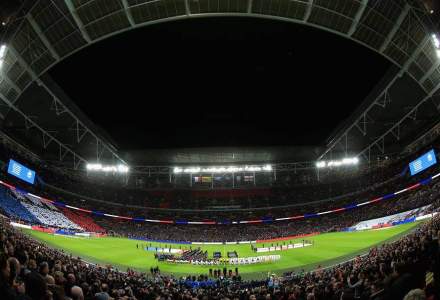 Gest de solidaritate pe stadionul Wembley: peste 70.000 de oameni au cantat La Marseillaise, in memoria victimelor atentatelor de la Paris