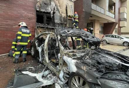 Un bloc dintr-un cartier de lux bucureștean a luat foc de la un Mercedes parcat