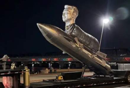 Investitorii crypto fac haz de Elon Musk cu o statuie de metal ciudată, care îl înfățișează cu corp de capră, călare pe rachetă