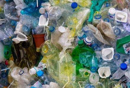 Comisia Europeană va anunța noi reguli privind ambalajele, pentru a reduce volumul de deșeuri
