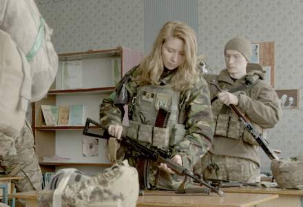 Alisa în țara războiului. Lupta unei regizoare și mame din Ucraina în prima linie a războiului dus de Putin