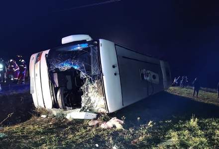 Un autocar cu 33 de pasageri s-a răsturnat într-un șanț, la Arad. A fost activat planul roșu de intervenție