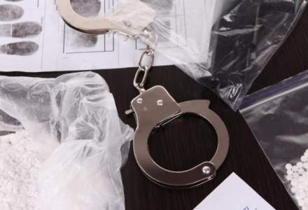 Patru persoane, arestate pentru trafic de droguri, politistii gasind zece kilograme de cannabis