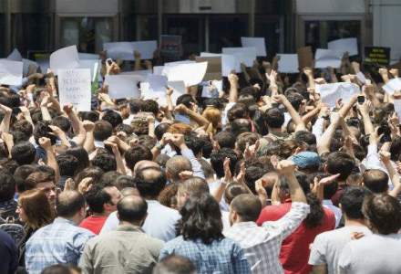 Peste 100 de crescatori de oi protesteaza in fata Parlamentului impotriva Legii vanatorii