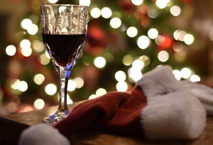 Ce bem și cum bem la masa de Crăciun. Sfaturi de la un expert pentru a te bucura de vin fără mahmureală