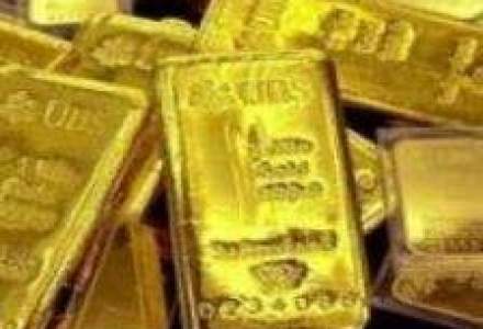 Pretul aurului a atins un nou nivel record, aproape de 1.300 dolari pe uncie