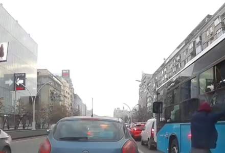 „Spider-man” din STB: un tănăr iese pe geamul autobuzului în București