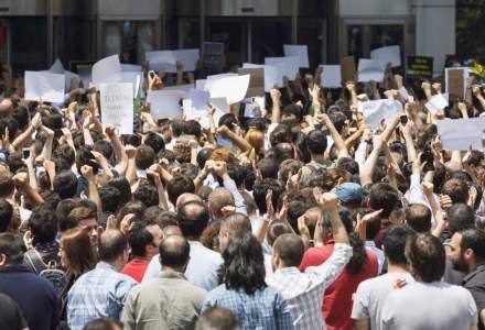 Cateva sute de fosti militari protesteaza in fata Guvernului