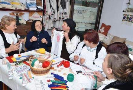 Povestea Alinei Zara, antreprenoarea care ajuta batranele de 80-90 de ani sa isi suplimenteze veniturile prin vanzarea de tricouri chic