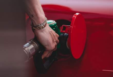 Carburanții se vor scumpi mai mult decât se preconiza de la 1 ianuarie. Parlamentul a votat un nivel al accizelor, dar Finanțele nu îl aplică