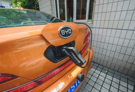 Chinezii construiesc o mașină electrică cu 10.000 de euro mai ieftin decât europenii. Importurile vor continua