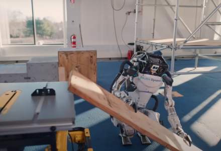 Roboții umanoizi au ajuns și pe „șantier”: demonstrație video cu noile abilități ale robotului dezvoltat de Boston Dynamics