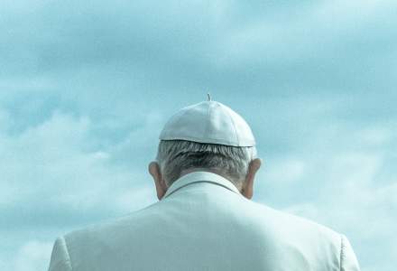 Papa Francisc: A fi gay nu e o infracțiune; persoanele LGBTQ, binevenite în biserici. La noi, episcopii catolici au promovat ”referendumul pentru familie”