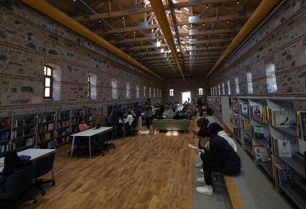 [FOTO] S-a deschis cea mai mare bibliotecă din Istanbul. 4.200 de persoane o pot vizita în același timp