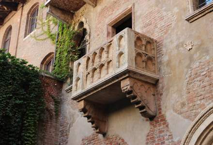 Iubire „pe bani” în Verona: Primăria vrea să le ceară bani turiștilor pentru a sta sub balconul Julietei