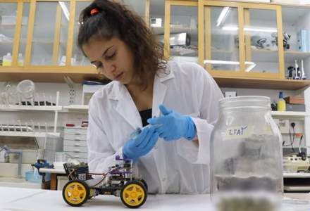 O echipă de cercetători a creat un robot „adulmecător” bio-hibrid, cu antene de lăcustă