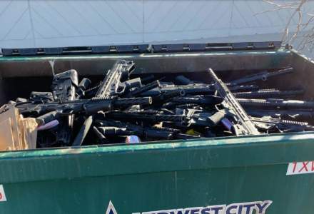 Un magazin de arme a aruncat la gunoi aproape 250 de arme, iar multe erau funcționale