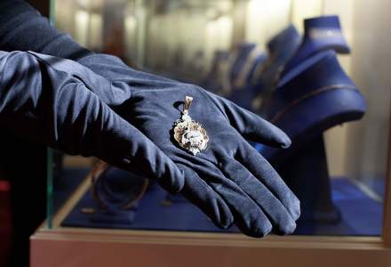 O bijuterie a Reginei Elisabeta, scoasă la o licitație care va avea loc pe 23 februarie