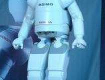 Robotul umanoid al Honda,...