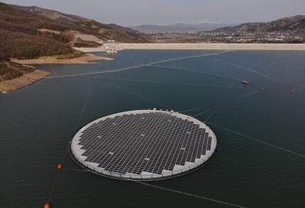 România ar putea avea un parc solar plutitor. Singurul din regiune tocmai a fost inaugurat în Albania