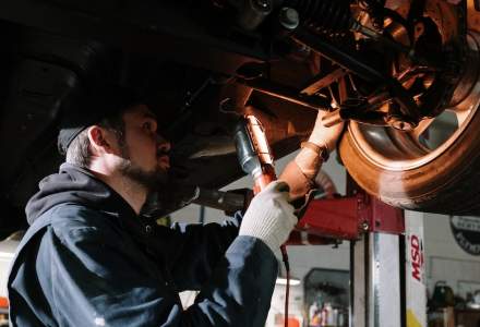 Salarii în sectorul de service și reparații: Cât câștigă un mecanic auto și un electrician