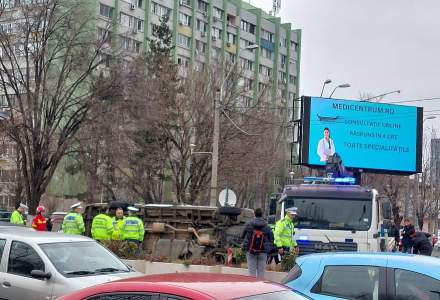 Accident în București: O ambulanță s-a răsturnat. Traficul este blocat