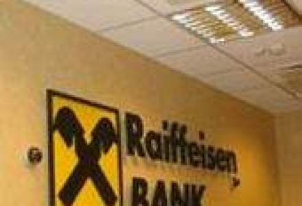 Peste 100 de clienti ai Raiffeisen vor sa negocieze cu banca