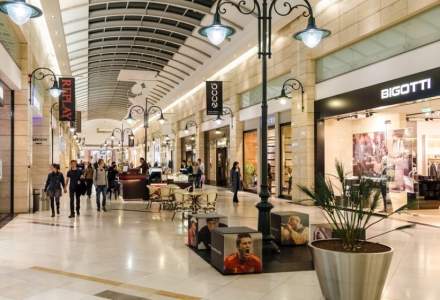 Un milion de români merg, în medie, la mall în fiecare zi. Firmă comunicare: "Mersul la mall, un comportament social la noi în ţară"