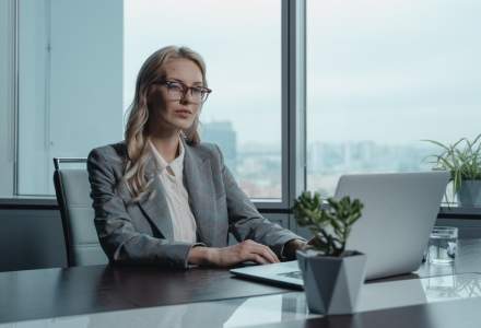 Sondaj: 64% dintre femei spun că ar putea face treaba șefului lor mai bine, dar nu li se oferă șansa
