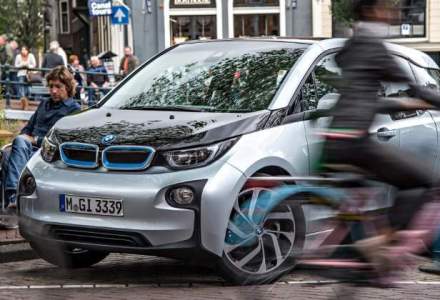 Un posesor de BMW electric va primi in Romania o masina de vacanta