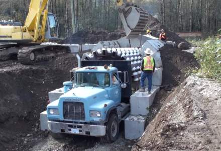 O solutie pentru Comarnic-Brasov si revitalizarea constructiei de autostrazi din Romania: cum reuseste acest camion sa construiasca un tunel depaseste orice asteptari