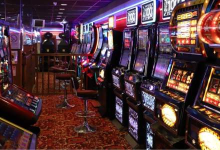 Proiect de lege: sălile de jocuri de noroc să fie interzise la parterul blocurilor și în localitățile mici
