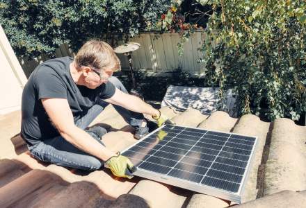Proiect REPowerEU: Voucher de 25.000 de lei pentru panouri solare și sisteme de stocare a energiei