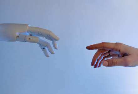 La răscruce: Inteligența Artificială și viitorul pieței muncii