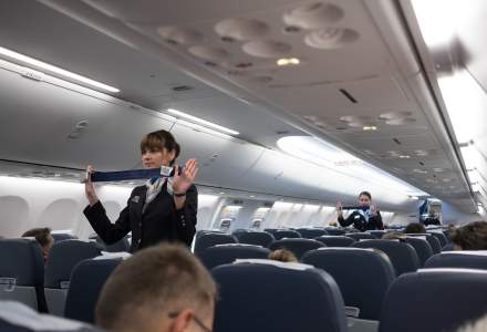 Amendă pentru o companie aeriană care le-a cerut stewardeselor să poarte tocuri și să se machieze