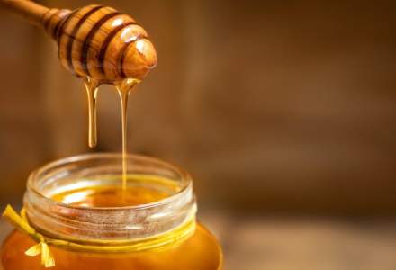 Scandalul mierii amestecate cu miere din China ajunge și în România. Unii apicultori spun că practica e comună în țara noastră