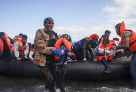 Garzile de coasta turce, filmate lovind cu bete o ambarcatiune cu imigranti din Marea Egee