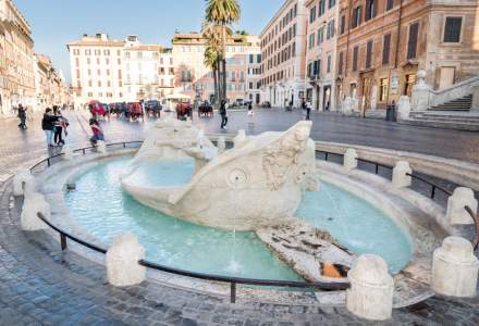VIDEO | Activiști de mediu au înnegrit apa unei fântâni din Piazza di Spagna din Roma