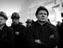 Minerii protesteaza in curtea...
