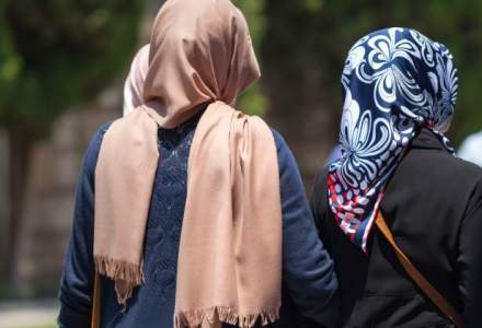 Doua tinere musulmane, atacate in Bucuresti: "Le-au smuls valul islamic si le-au batut, ranindu-le la cap si la maini"