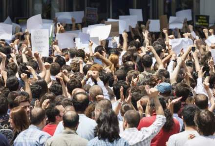 Zeci de persoane din Constanta, protest la sediul DNA fata de autoritatile locale