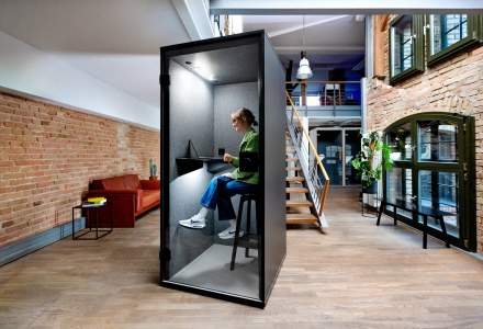 Cabinele izolate fonic-Office Phone Booth - soluția pentru un mediu de lucru mai productiv și confortabil