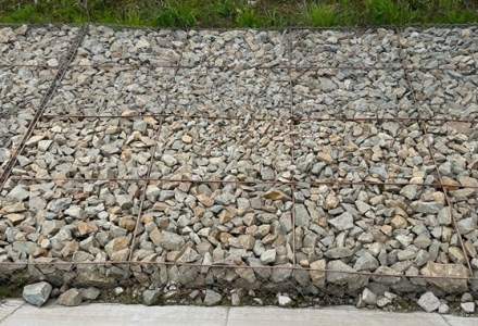 Ce mai fură românii: plasa de sârmă care susține pietrele de pe un drum național. Costă în jur de 10 lei/mp