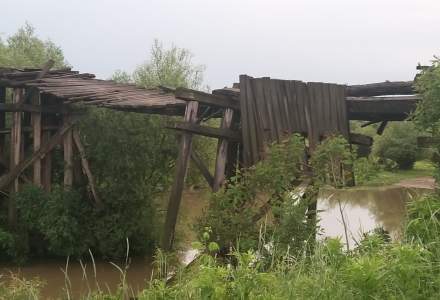 FOTO | Cum arată un ”pod pietonal” în România în 2023. Autoritățile spun că a fost avariat de cutremur și inundații