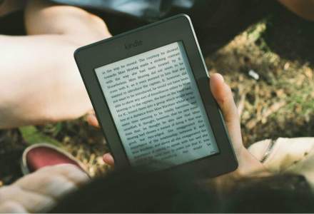 Noul Kindle Oasis e mai adaptat pentru citit, dar mai departe de tableta