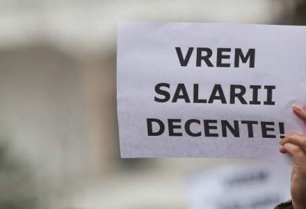 Aproximativ 3.000 de lucratori postali protesteaza in Piata Victoriei, nemultumiti de salarii si de conditiile de munca