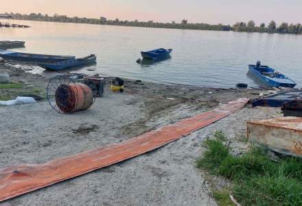 FOTO | Poluare uriașă pe Dunăre: 35 de tone de petrol au ajuns în fluviu, de pe o navă bulgărească